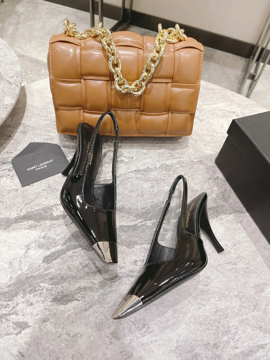 👟👟Ex-factory price 480👟👟 🔝Saint laurent*YSL early spring catwalk style rose Park Caiying same style high heels👠 YSL's metal iron-toe high heels are made of leather. The stiletto heel creates a classic, elegant, fashionable and avant-garde look. The workmanship and materials of the shoes are the same as the original ones. Welcome to compare🆚 Upper: matte cowhide/cow patent leather Inner: sheepskin lining Genuine leather outsole Heel height: 7cm 9cm Size: 35-39🐴 Order 40 with original packaging